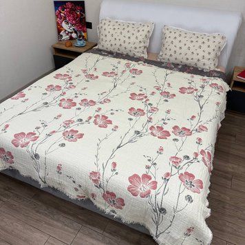 Муслінове покривало 200х230 см євро молочне з червоними квітами Rm-022-2 фото