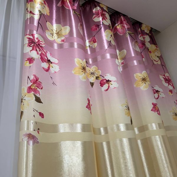 Атласні штори Камала фіолетові з квітами 150x270 см 2 шт на тасьмі Kamala-1 фото