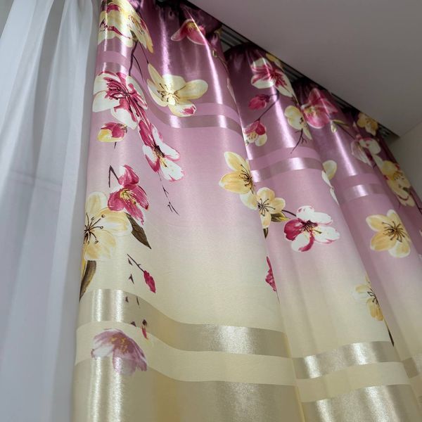Атласні штори Камала фіолетові з квітами 150x270 см 2 шт на тасьмі Kamala-1 фото