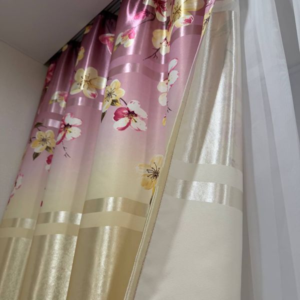 Атласні штори Камала фіолетові з квітами 150x270 см 2 шт на тасьмі Kamala-1 фото