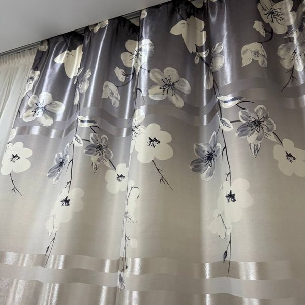 Атласные шторы Камала серые с цветами 150x270 см 2 шт на тесьме Kamala-5 фото